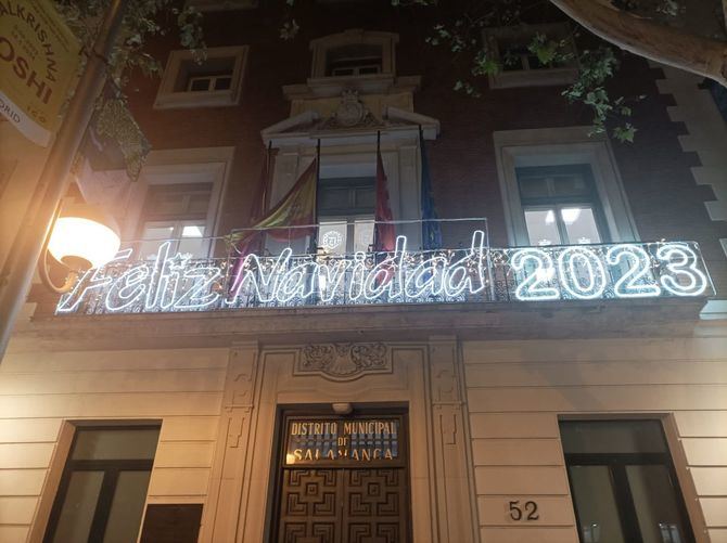 La iluminación navideña del distrito de Salamanca estará compuesta por luces LED. Asi, el balcón de la junta municipal, en la calle de Velázquez, tiene, este año, una cortina ornamental con motivos navideños.