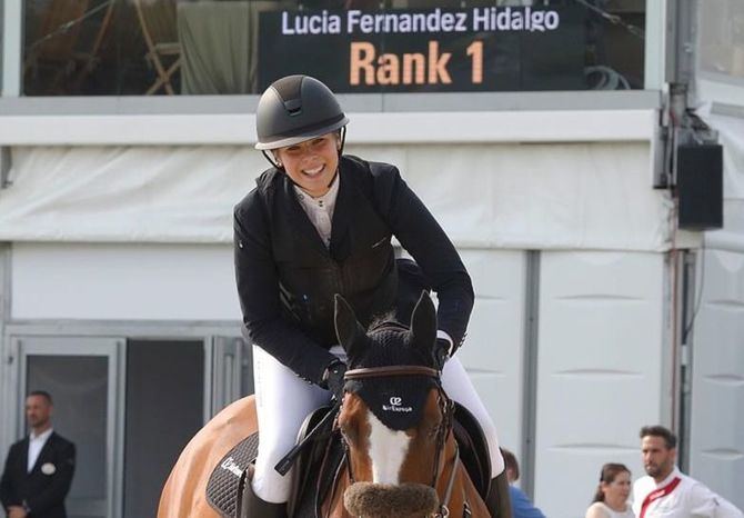 Con tan sólo 16 años, Lucía Fernández participa, por segundo año consecutivo, en esta prestigiosa cita ecuestre, en dos competiciones de salto, modalidad que 'siempre' ha sido 'su pasión'.