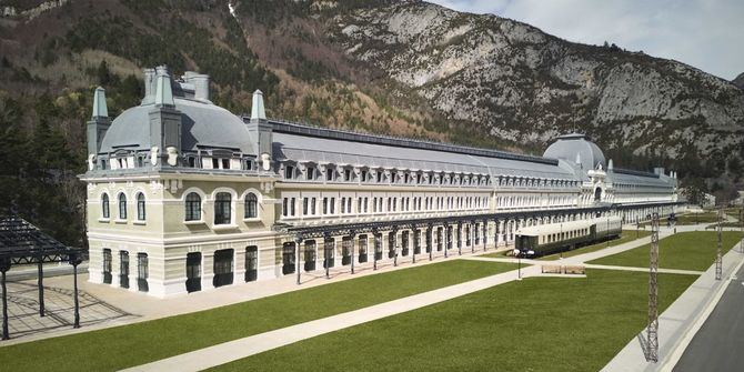 Canfranc Estación cuenta con 104 habitaciones de distintas tipologías, repartidas en dos plantas, todas con vistas al Pirineo aragonés. Una ubicación idónea para explorar la zona de montaña o adentrarse en el mundo del esquí.