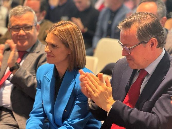 La alcaldesa de Alcalá de Henares, Judith Piquet, ha sido elegida este martes como la primera mujer presidenta de la Federación de Municipios de Madrid (FMM) en el XI Pleno de esta institución supramunicipal. De esta manera el PP vuelve a la Presidencia de este organismo, que abandonó en 2015 con la llegada del ahora exalcalde de Arganda del Rey Guillermo Hita (PSOE), quien la ha ostentado ocho años.