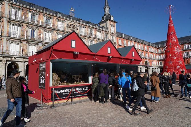 En sus 104 puestos puedes adquirir belenes, árboles, accesorios de iluminación, decoración navideña para el hogar y artículos de fiesta, desde el 24 de noviembre hasta el próximo 31 de diciembre.