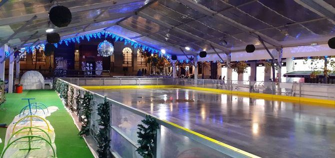 En la plaza de Juan Goytisolo –frente a la entrada principal del Museo de Arte Contemporáneo Reina Sofía– vuelve a instalarse la ya habitual pista de hielo del distrito. 