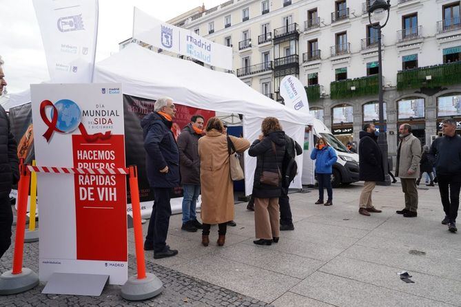 Madrid Salud ha instalado, este viernes, una carpa en la puerta del Sol con motivo del Día Mundial del Sida, para concienciar a la ciudadanía de la importancia del cribado de la infección por VIH (Virus de la Inmunodeficiencia Humana) y de otras Infecciones de Transmisión Sexual (ITS). 