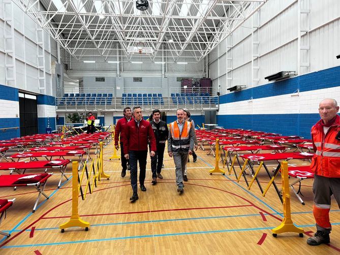 La Comunidad de Madrid ha desplegado más de 100 efectivos de Emergencias en un simulacro de inundación para mejorar la eficacia de los equipos intervinientes, así como la coordinación entre los organismos y administraciones. El consejero Carlos Novillo, ha asistido al puesto de mando avanzado en Becerril de la Sierra, encargado de su coordinación.