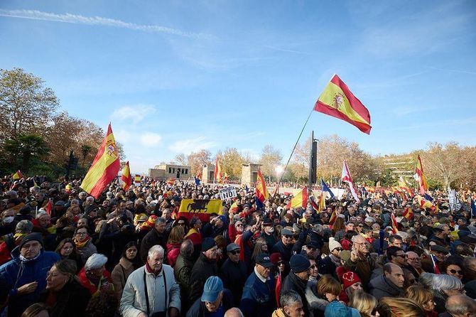 El PP considera que casi 15.000 personas han secundado este domingo su protesta en la explanada del Templo de Debod en Madrid, en defensa de la Constitución y la igualdad de los españoles, según han informado fuentes del partido.Por su parte, la Delegación del Gobierno ha cifrado en 8.000 el número de asistentes a esta movilización.