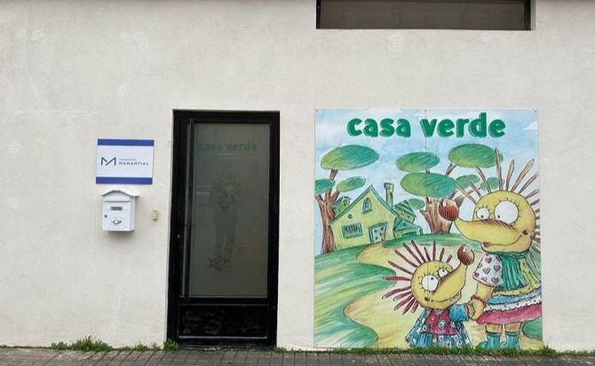 La Casa Verde de Villa de Vallecas se encuentra en la calle de José Antonio Rebolledo y Palma, en el Ensanche de Vallecas, en unas instalaciones que cuentan con 448 metros cuadrados, en las que se desarrollan actividades para los más pequeños, entre otras, cuentacuentos, juegos o representaciones de teatro y de títeres.