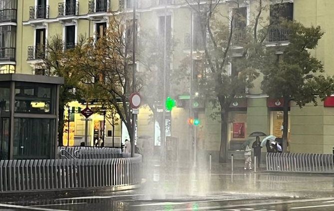La columna de agua, con menos presión que la del pasado 19 de octubre, comenzaba a surgir en la confluencia de la calle de Narváez con la avenida de Felipe II, en el barrio de Goya del distrito de Salamanca, a primer hora de la tarde de este jueves.