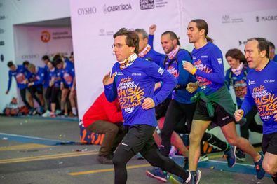 'Es una sensación maravillosa correr por las calles de una ciudad como Madrid. Es una experiencia que hay que tener al menos una vez en la vida', ha señalado Almeida, que en la edición 2022 corrió acompañado de los delegados Borja Carabante y Ángel Niño.