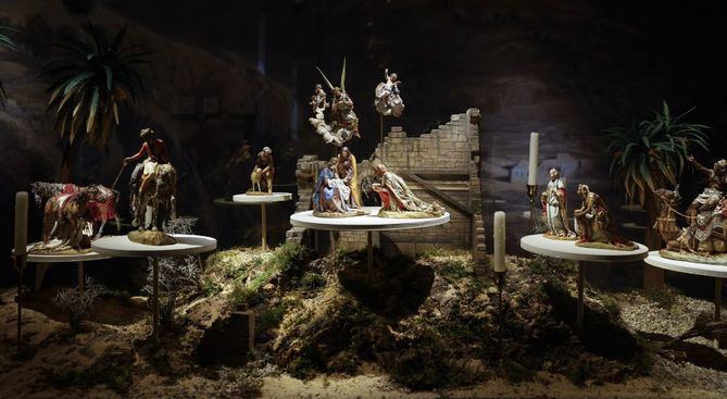 En la composición, los visitantes podrán descubrir un Nacimiento, varios ángeles, los tres Reyes Magos y diversos personajes de su cortejo.