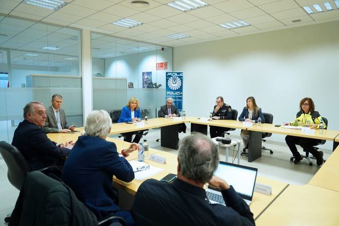 La vicealcaldesa y delegada de Seguridad y Emergencias, Inma Sanz, se ha reunido este martes con los mandos de Policía Municipal, SAMUR-PC y Bomberos.