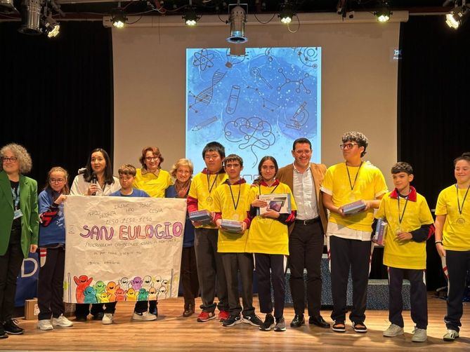 El colegio San Eulogio B se ha proclamado vencedor de a gran final, habiéndose entregado una 'tablet' a todos los estudiantes de este equipo. El segundo puesto lo ha obtenido el IES Santa Eugenia, recibiendo como premio un juego científico. Con independencia del puesto obtenido, se han entregado 12 equipos científicos a cada uno de los centros que participado en el concurso.