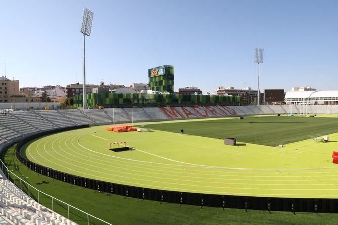 El Estadio Vallehermoso cuenta con una pista de atletismo de ocho calles con gradas para 10.000 espectadores, lo que le permite acoger competiciones internacionales.