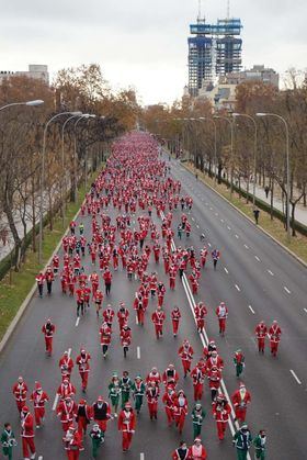 La entrega de dorsales, bolsa de corredor y el icónico traje y gorro rojo, se llevará a cabo en El Corte Inglés de la calle de Princesa, la entidad organizadora de la competición.