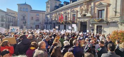 Una representación de los aproximadamente 10.000 afectados se reunió el pasado martes con el delegado de Urbanismo, Medio Ambiente y Movilidad, Borja Carabante. Desde el área se ha trasladado que 'en dos semanas' se dará a conocer la 'solución definitiva'. Sin embargo, tras las conversaciones, desde la asociación estiman que las condiciones del nuevo pliego dejarán sin opciones a una parte de los afectados.

