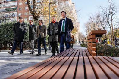 El alcalde de Madrid, José Luis Martínez-Almeida, ha visitado esta mañana, junto a la delegada de Obras y Equipamientos, Paloma García Romero, y el concejal de Fuencarral-El Pardo, José Antonio Martínez Páramo, la avenida de la Ilustración para conocer el resultado de la remodelación integral que se ha llevado a cabo en ambos flancos con objeto de dar una solución de conjunto a todo el entorno.