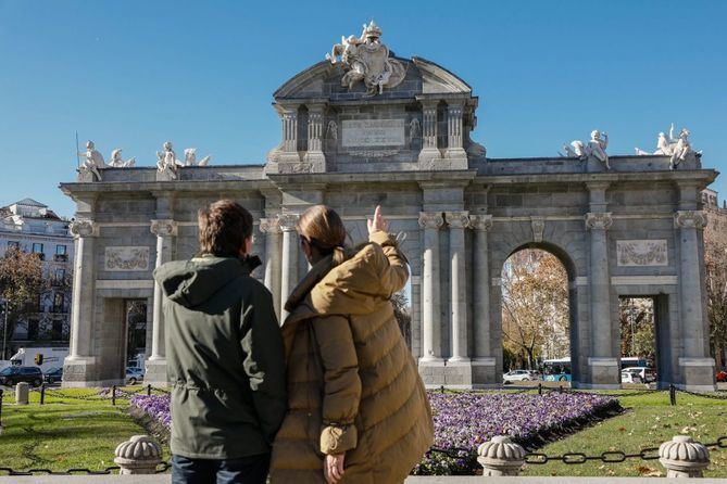 Más de 150 de profesionales, entre los que se encontraban los mejores expertos, han concentrado sus esfuerzos en la recuperación del monumento. El alcalde de Madrid, José Luis Martínez-Almeida lo ha visitado en todo su renovado esplendor, este miércoles, junto a la delegada de Cultura, Turismo y Deporte, Marta Rivera de la Cruz. 