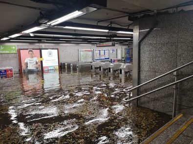 La red del suburbano está preparada y dimensionada para drenar la lluvia con un amplio sistema de pozos de bombas, fosos y sumideros que, excepto situaciones excepcionales de precipitaciones muy abundantes que también colapsan otro tipo de infraestructuras, funciona con normalidad en las 302 estaciones de Metro. 