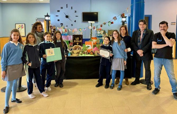 El concejal David Pérez ha entregado este jueves los reconocimientos a los colegios ganadores en la IV Muestra Escolar de Belenes que convoca el distrito de Hortaleza.