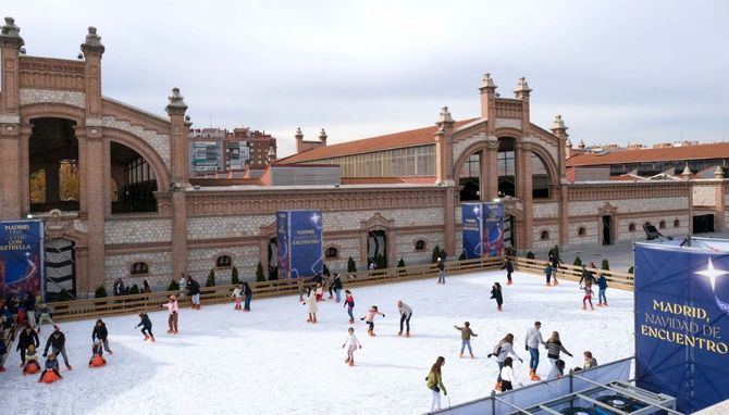 Además de la posibilidad de disfrutar en su espectacular pista de patinaje, cada día, a partir de las 18.00 horas, la nieve se suma a la celebración para convertir la plaza Matadero y sus alrededores en un paisaje típicamente festivo. Cuenta con seis pases, uno cada quince minutos, para vivir una Navidad de postal.