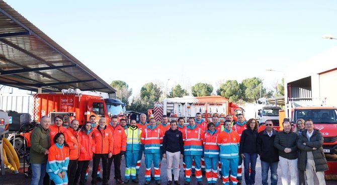 El alcalde de Madrid, José Luis Martínez-Almeida, acompañado por varios miembros del Gobierno municipal, ha realizado esta mañana un recorrido por las instalaciones de diversos servicios municipales que estarán en activo esta Nochebuena para agradecerles su labor y felicitarles la Navidad.