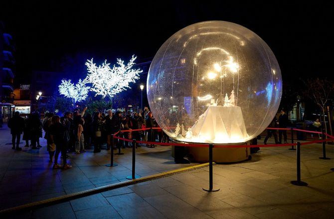 La magia de la Estrella de Belén ilumina Madrid y su estela deslumbra con instalaciones artísticas en cinco distritos. 'Auroras boreales', en el distrito de Centro; un bosque de dulces navideños, en Barajas; una gran bola de nieve, en Carabanchel; un paseo entre regalos, en Tetuán, y bolas de Navidad iridiscentes, en Arganzuela.