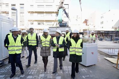 La delegada de Obras y Equipamientos, Paloma García Romero, y la concejala delegada de Deportes, Sonia Cea, acompañadas de la concejala de Tetuán, Paula Gómez Angulo, han visitado las obras de construcción del nuevo Centro Deportivo Municipal de Cuatro Caminos. 