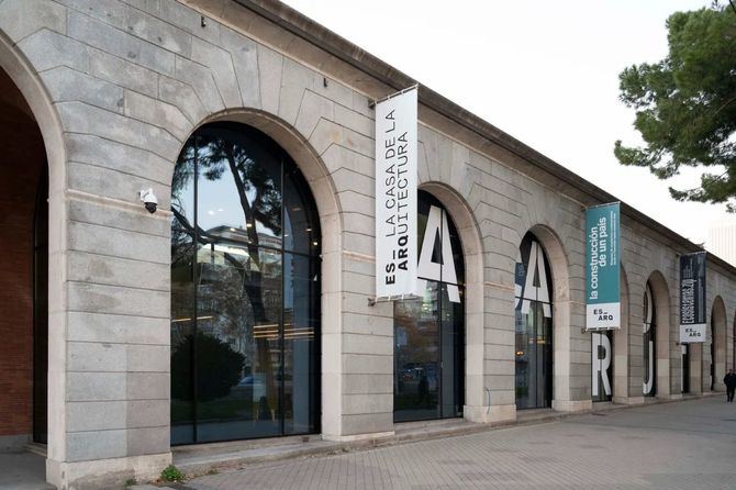 El nuevo museo, sito en La Arquería de Nuevos Ministerios, en el distrito de Chamberí, arranca con tres exposiciones centradas en arquitectura contemporánea, que podrán visitarse hasta el 10 de marzo.