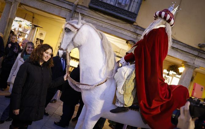 La presidenta de la Comunidad de Madrid, Isabel Díaz Ayuso, ha visitado San Lorenzo de El Escorial para conocer y recorrer las escenas de su Belén monumental.