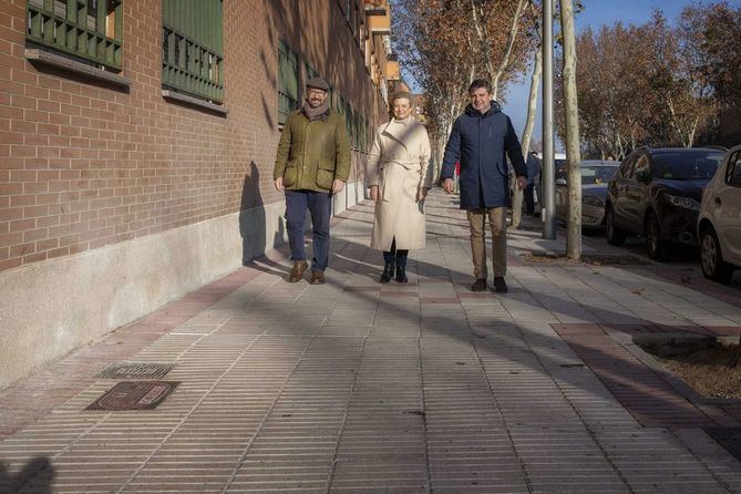 La delegada de Obras y Equipamientos, Paloma García Romero, acompañada del concejal de Barajas, Juan Peña, ha visitado el resultado de las obras de mejora de la accesibilidad en la avenida de Logroño,