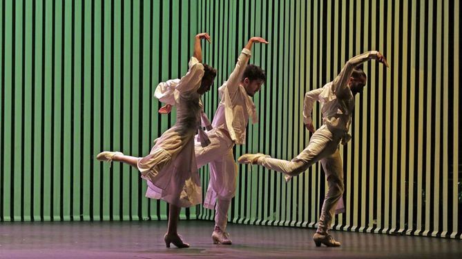 Eduardo Guerrero exhibe su baile tradicional y moderno al ritmo del flamenco con Debajo de los pies en Teatros del Canal. El bailaor y coreógrafo andaluz se inspira en el 'Jardín de las delicias', de El Bosco, en un montaje que presenta el 10 y 11 de enero con dirección y dramaturgia de Mateo Feijóo