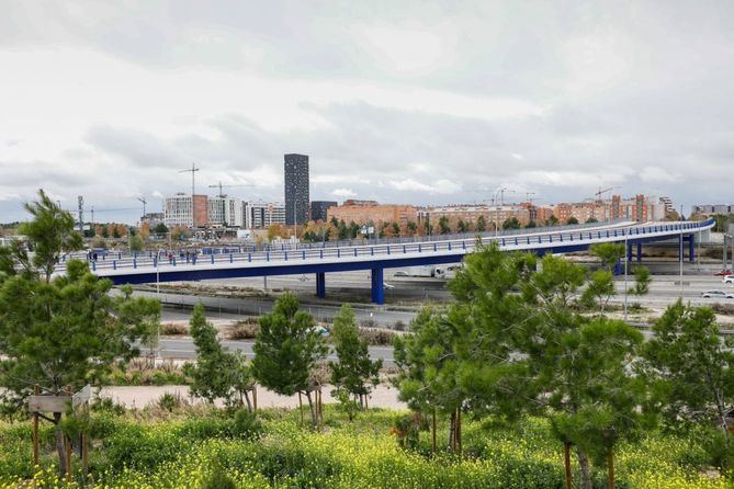 Este mes se han puesto en funcionamiento los dos puentes que conectan Los Berrocales, en el distrito de Vicálvaro, con el Ensanche de Vallecas sobre la A-3. Se estima que, en 2024, puedan empezar a construirse 1.125 viviendas de las 4.500 previstas en la etapa 1 del desarrollo.