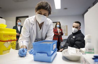 En caso de síntomas respiratorios, se aconseja evitar el contacto con personas vulnerables y acudir al centro sanitario o Urgencias. Hasta el 31 de enero está operativa la campaña de vacunación antigripal para mayores de 60 años, enfermos crónicos y niños sanos entre seis meses y cinco años