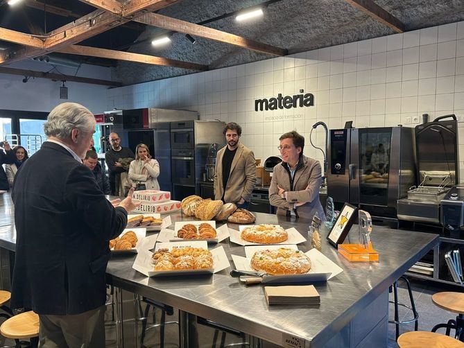 La visita ha concluido con la degustación de un roscón de reyes, estrella indiscutible de la firma, con el que el Alcalde ha invitado a los madrileños “a que sigan disfrutando de la deliciosa pastelería que ofrece Madrid.