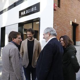El alcalde de Madrid visita el obrador-escuela de Pan Delirio en Tetuán, como apoyo al comercio local en Navidad