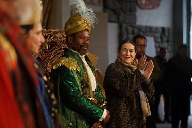 La delegada de Cultura, Turismo y Deporte, Marta Rivera de la Cruz, acompañada de los emisarios reales, ha visitado hoy la carroza dedicada a los mayores que encabezará la cabalgata de Reyes de esta Navidad.