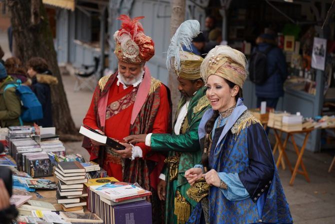 Los emisarios reales han visitado este jueves a los libreros de la cuesta de Moyano, para dialogar con ellos y conocer así las preferencias de niños, jóvenes y adultos en cuanto a la lectura. 