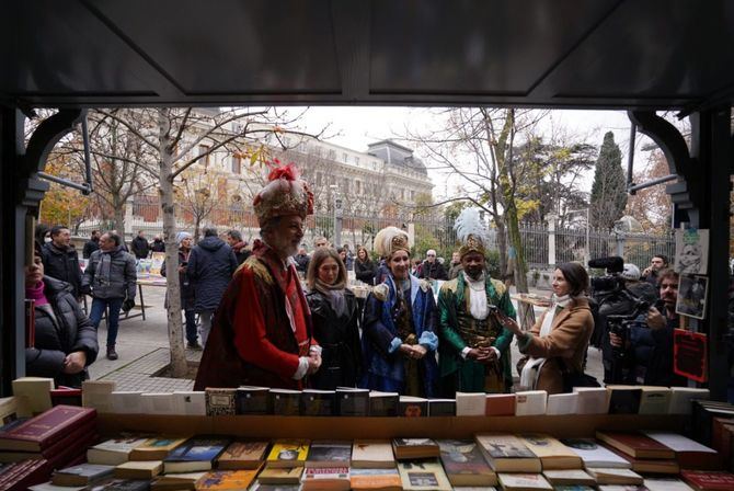 Los Reyes Magos han enviado a sus emisarios a uno de los lugares más literarios de Madrid, donde han estado acompañados por la delegada de Cultura, Turismo y Deporte, Marta Rivera de la Cruz.