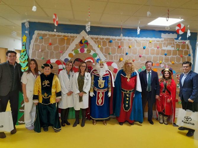 Los niños hospitalizados en el área de Pediatría del Hospital Universitario Ramón y Cajal han vivido una mañana emocionante con la visita sorpresa de los Reyes Magos, unas horas antes de que se celebrase la segunda cabalgata por el distrito de Fuencarral-El Pardo.