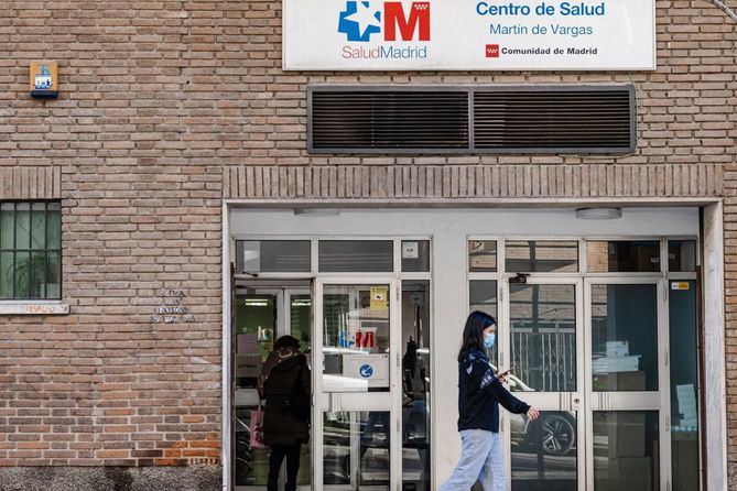 Hasta el momento, los gobiernos autonómicos de Comunidad Valenciana , Cataluña, Aragón y Murcia han implantado el uso obligatorio de la mascarilla en los centros sanitarios ante el repunte de infecciones por virus respiratorios.