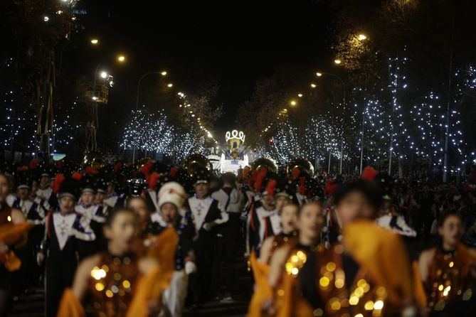 Madrid vivió una noche mágica con la cabalgata de los Reyes Magos, recibidos por cerca de 300.000 personas.