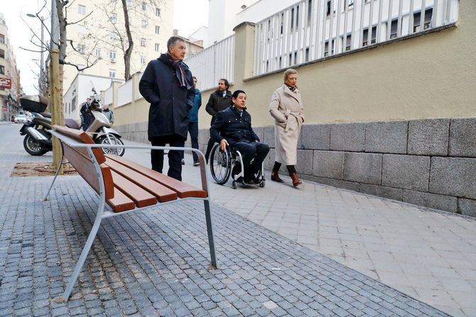 En el primer tramo de Juan Álvarez de Mendizábal se ha configurado lo que puede denominarse como 'calle escolar' y se ha generado una plataforma única peatonal frente al CEIP Portugal. Además, la calle cuenta ahora con aceras más amplias y un área estancial con bancos y árboles frente al acceso al centro educativo.