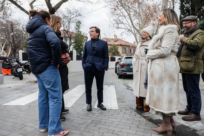 El alcalde de Madrid, José Luis Martínez-Almeida, acompañado por la delegada de Obras y Equipamientos, Paloma García Romero, y la concejala de Chamartín, Yolanda Estrada, durante su visita, este miércoles, a la colonia histórica Cruz del Rayo.