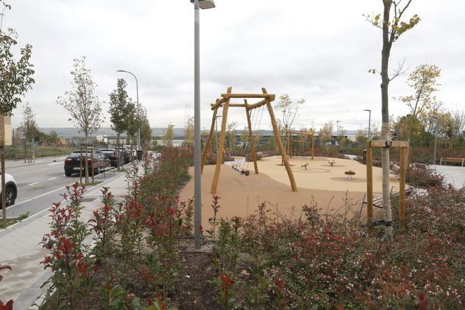 La actuación ha incluido la urbanización de las zonas verdes situadas entre la calle Ayerbe y la avenida de la Hispanidad, que ahora cuentan con zonas para pequeños y mayores y fuentes.