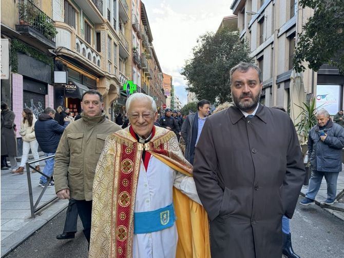 Carlos Segura, concejal del distrito de Centro, ha acompañado al padre Ángel y al numeroso público congregado durante las ‘Vueltas de San Antón’ 2024.