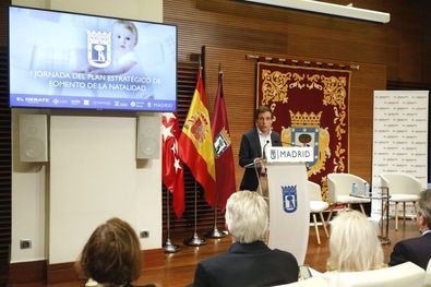 El alcalde de Madrid, José Luis Martínez-Almeida, durante su intervención, a finales de noviembre, en una jornada técnica en la que se han abordado asuntos como la baja natalidad, la conciliación o la corresponsabilidad en la crianza.