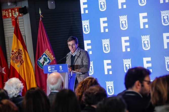 Martínez-Almeida participaba en diciembre en la presentación de la plataforma para el impulso y promoción de la colaboración público-privada, 'Foro por Madrid', creado mediante decreto del regidor e integrado por empresas, asociaciones y Ayuntamiento, para colaborar en el desarrollo de iniciativas por la ciudad y adaptar las políticas públicas a los retos a los que se enfrenta la capital. 