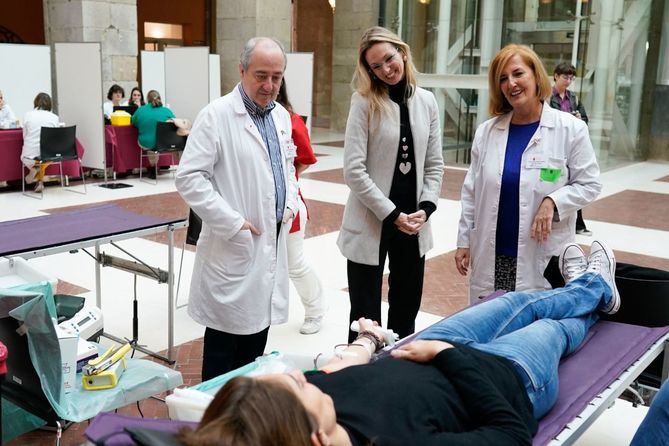 La viceconsejera de Sanidad, Laura Gutiérrez, ha visitado hoy los 12 puestos acondicionados en la sede del Ejecutivo autonómico, y ha señalado que “el objetivo es alcanzar 3.500 donaciones en tres días'. 