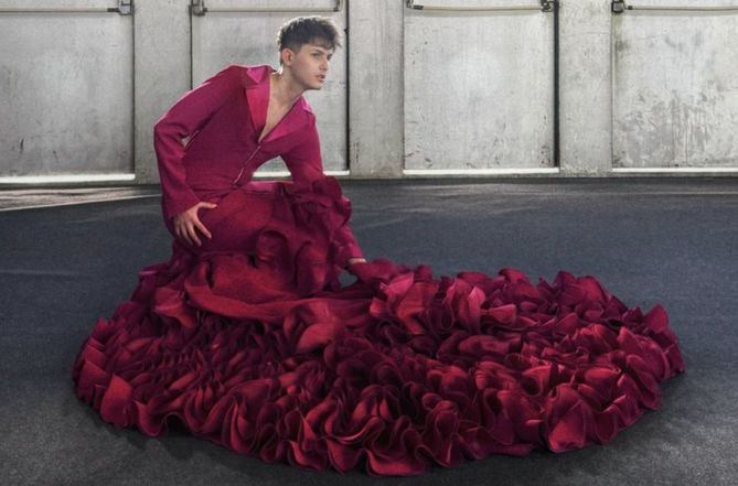 Acompañado de guitarra flamenca, Pablo Ardana ha interpretado algunas de sus canciones en lo que ha resultado ser su presentación en sociedad como artista con una rompedora imagen flamenca: una impresionante bata de cola masculina en color rosa fucsia, de la colección de Lydia Jurado.