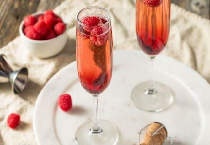 'Je t'aime' es una versión del Kir Royal, un icónico cóctel espumoso de origen francés, donde las notas frutales de GH.Mumm y su finura aromática se entrelazan con el sabor del licor de cassis.