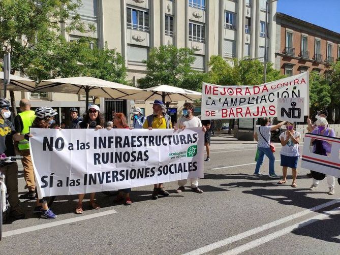 Los colectivos medioambientalistas han reclamado la paralización de la ampliación del aeropuerto de Barajas, establecer límite de emisiones para la aviación en España, eliminar vuelos cortos con alternativa en tren y medidas fiscales sobre aerolíneas y billetes para desincentivar vuelos.